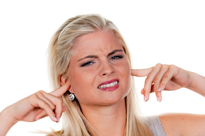 Qué son los acúfenos (tinnitus) y cómo tratarlos